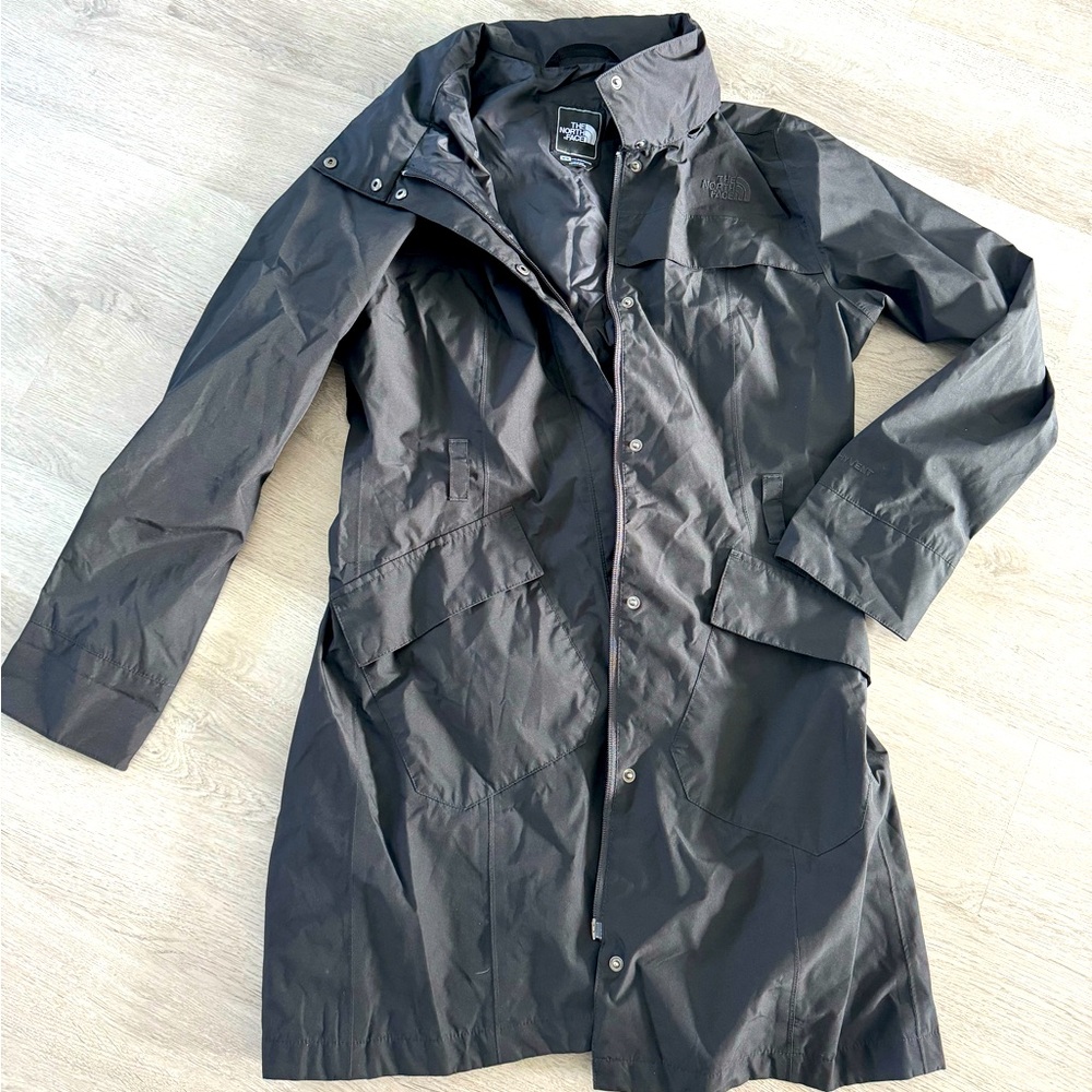 Women’s Trench length North Face Utility jacket. Comes w/belt!